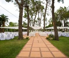 Allestimento del matrimonio in giardino