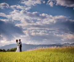 I "Pradiei", le lussureggianti praterie dell'Alta Val di Non, in Trentino, fanno da cornice per un smisurato "sì"