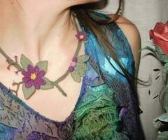 collana in filo di seta lavorato ad ago. MAISON CAPRICE