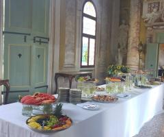 Villa Barchessa Valmarana - Il tavolo imperiale allestito a buffet