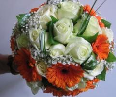 Bouquet con rose bianche per la sposa