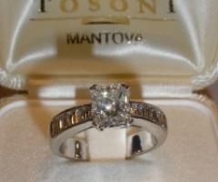 Un regalo importante: anello con solitario e pietre incastonate