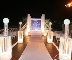 Allestimento della location dal gusto contemporaneo