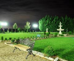 Il giardino illuminato per un matrimonio serale - Villa Colonnetta Giardini e Roseti
