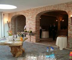 Allestimento tavoli per le nozze in giardino