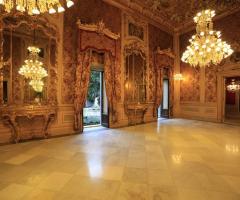 Ampia sala interna con decori in stile barocco per ricevimento di matrimonio a Catania