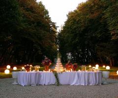 Allestimento tavolo per la torta nuziale