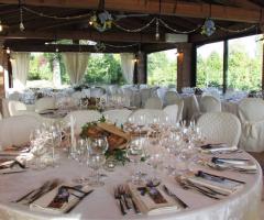 Tavoli interni allestiti per il ricevimento di nozze