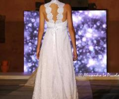 Particolare sulla schiena con il pizzo che forma delle bretelle tempestate di strass - Atelier Laura La Spina