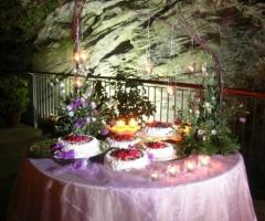 Allestimento per il tavolo dei dolci per il matrimonio