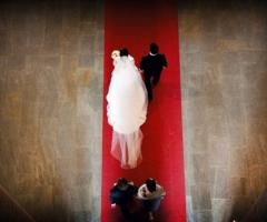 Fotografia degli sposi verso l'altare