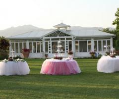 I tavoli per la torta nuziale allestiti con tulle rosa e bianco