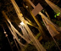 Particolare tableau di nozze con veli