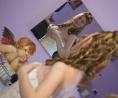 Foto sposa in casa prima del matrimonio