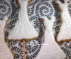 Cookie pops a forma di abito da sposa bianco