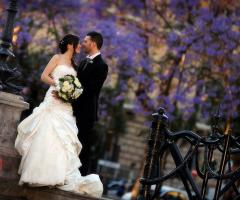 Bacio sposi all'aperto