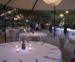 Mise en place sotto il gazebo presso Villa Costanza