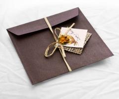 Partecipazione cartoncino bianco con finitura tessuto a trama chiusa in busta abbinata e completata con nastro di rafia naturale e piccolo girasole di carta - Invito cartoncino bianco con finitura tessuto a trama - Sweetevents