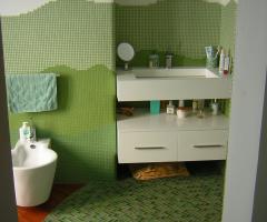 Arredo bagno verde in tre sfumature