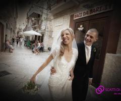 Foto degli sposi a passeggio per la città