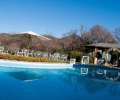 Ricevimento di matrimonio a bordo piscina