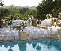 Ricevimento di matrimonio a bordo piscina