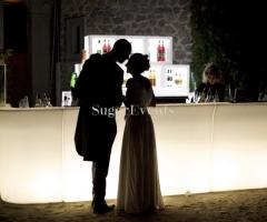 Open bar con tavolo luminoso per le nozze