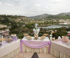 Buffet degli antipasti serviti sulla terrazza panoramica