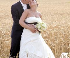 Servizio fotografico del matrimonio in un campo di grano