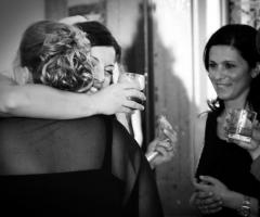 La sposa abbraccia la mamma durante il ricevimento