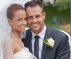 Sposi durante il giorno del matrimonio con un sorriso perfetto curato da Sorriso da Sposa