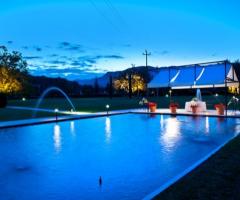 Ricevimento di matrimonio a bordo piscina