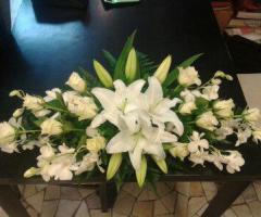 Composizione con lilium bianchi