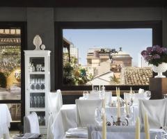 Sala con finestroni panoramici dell'Ai Tetti Dining