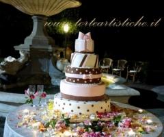 Torta nuziale con fiocchi