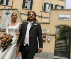 Fotografia degli sposi davanti al municipio