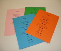 Menu stampati ad un colore nero ma su carta colorata, per dare un tocco di allegria al vostro ricevimento nuziale. Stampa Digitale