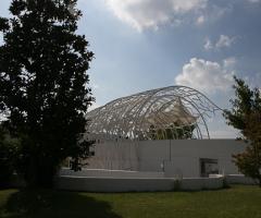 La volta in acciaio per il ricevimento di nozze en plain air