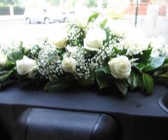 Cappelliera di un'auto degli sposi con rose