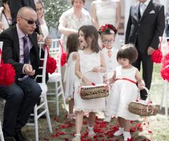 le damigelle spargono i petali