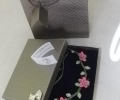 gioielli in filo di seta lavorato ad ago MAISON CAPRICE