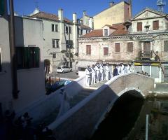 ponte di spade sul retro del palazzo per salutare la nuova coppia