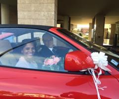 Gli sposi in auto