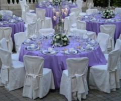 Allestimento dei tavoli per il matrimonio