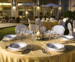 Tavolo allestito per il ricevimento di matrimonio