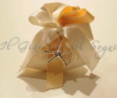 Sacchetto porta confetti in raso e nastri in doppio raso con ciondolo argentato