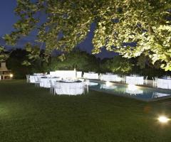 Illuminazioni scenografiche per matrimoni a bordo piscina