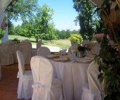 Allestimento del matrimonio sotto un gazebo