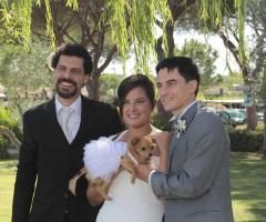 Gli sposi fanno una foto con il loro cane