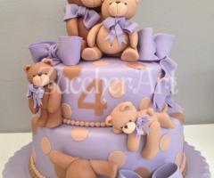 Torta di compleanno in lilla con orsetti